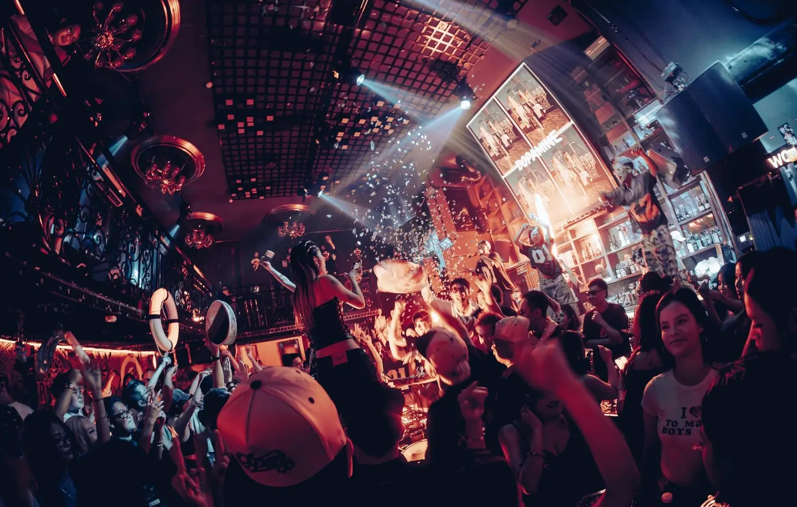 Màn LED cong chữ Dopamine sau bốt DJ, trần ô gương và tia đèn xuyên mưa pháo giấy tại Dopamine Hanoi