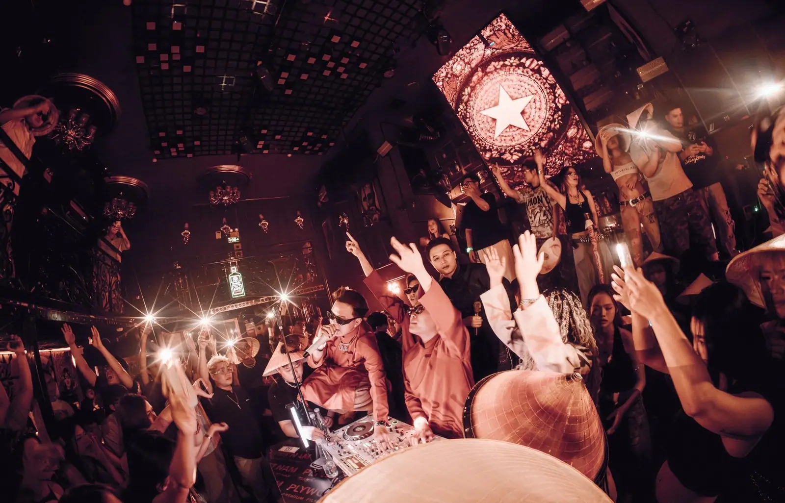 Đêm chủ đề áo dài và nón lá: DJ chơi nhạc giữa đám đông giơ tay dưới màn LED tại Dopamine Hanoi