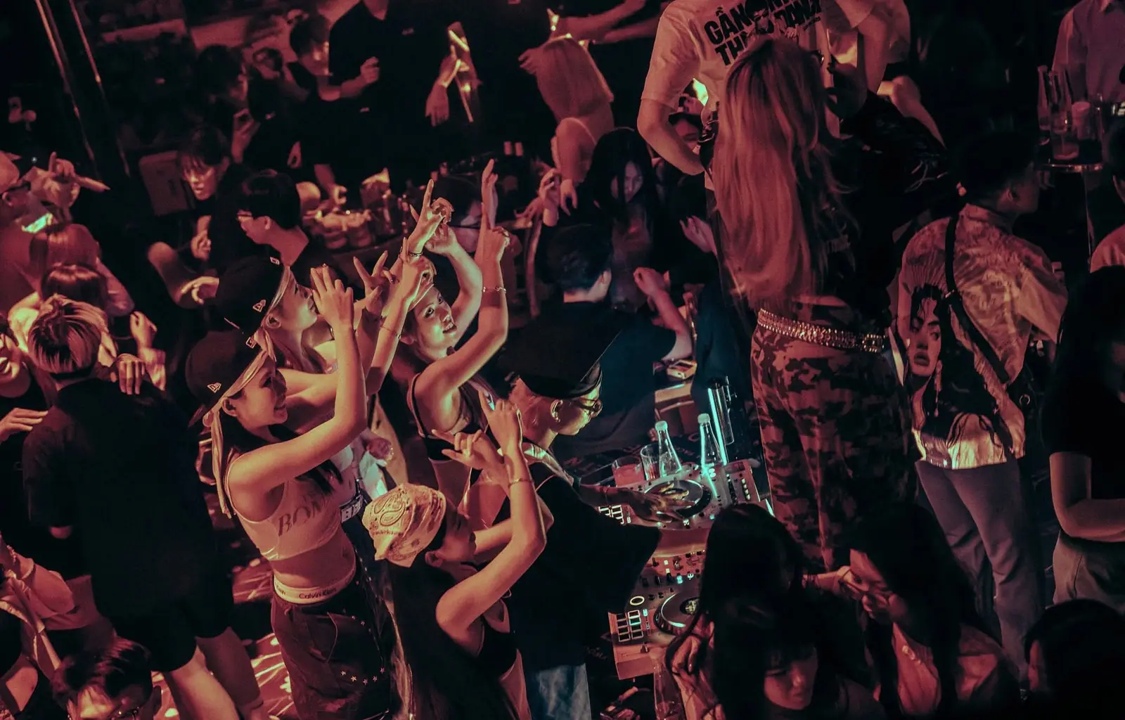 Nhìn từ trên cao xuống bốt DJ đặt giữa vòng khách đang nhảy tại Dopamine Hanoi